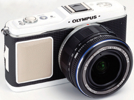 <b>ライカタイプ1の張り革をつけたE-P1</b>