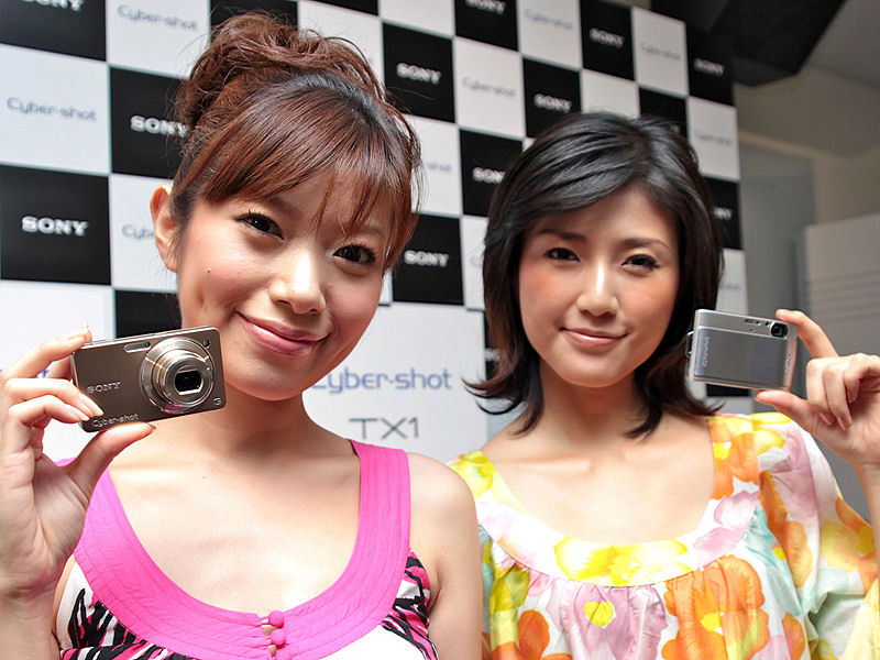 <b>Exmor Rを搭載したサイバーショットDSC-WX1（左）と同DSC-TX1（右）</b>