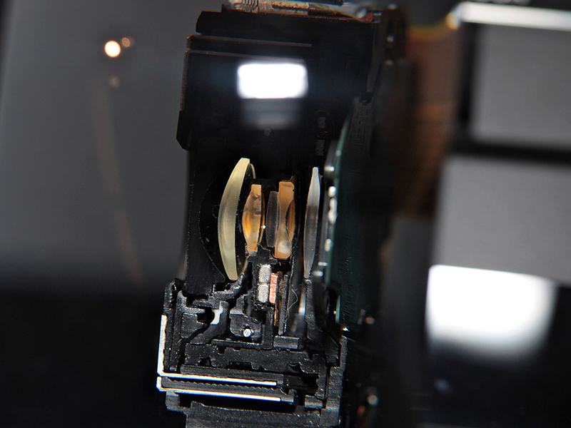 <b>レンズのカットモデル。広角24mm対応で、広角端は開放F2を実現したGレンズ</b>