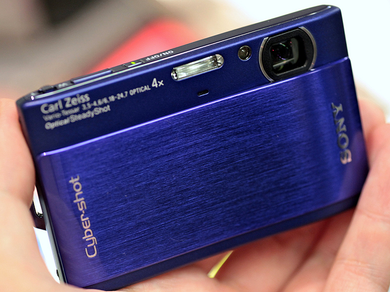 <b>DSC-TX1（ブルー）。スライド式レンズバリアを継承</b>