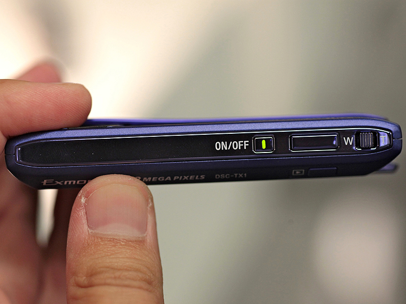 <b>厚みは16.5mm。最薄部は14.1mmという</b>