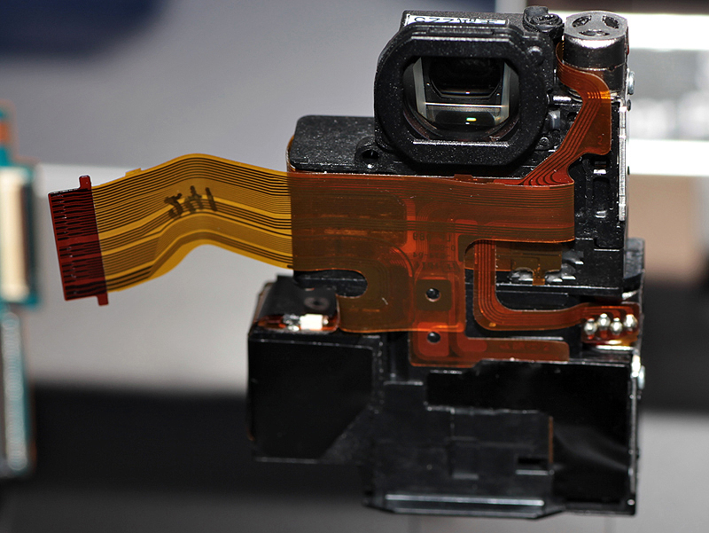 <b>レンズユニット。カールツァイスの屈曲光学式を採用している</b>