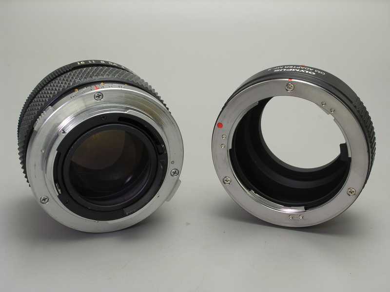 <b>OMレンズ（左）とOMアダプターMF-2</b>