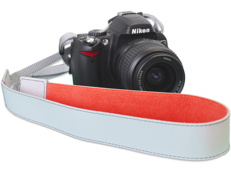 <b>D40にレザーを装着（クールグレー×オレンジ）</b>