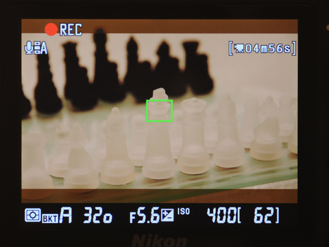 <b>動画撮影の画面表示。16:9での撮影では、上下にトリミングされ記録されない部分も暗転表示されている</b>