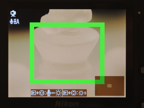 <b>ライブビュー撮影ではフォーカスエリアを拡大表示できる。ただし、拡大表示時にシャッターボタンを半押しにしても全画面表示には戻らないため、フレーミングを確認してシャッターを切りたい場合には、OKボタンを押して全画面表示に戻す必要がある</b>