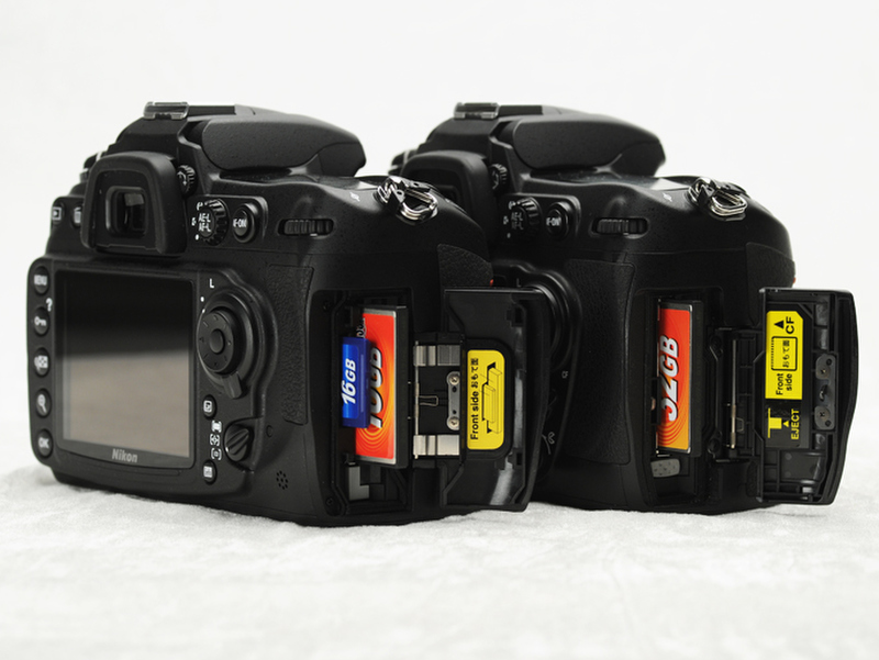 <b>CFとSDHC/SDメモリーカードのダブルスロットを採用</b>