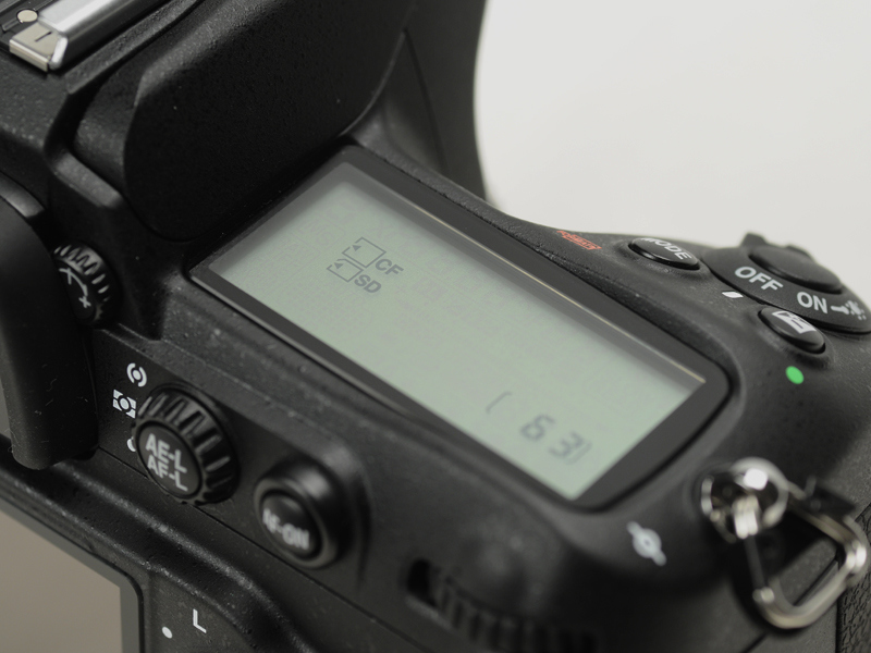 <b>ダブルスロットの採用により、ボディ上面の表示パネルにおけるカード表示もダブルになっている。もちろん、どちらか一方だけを差している場合は、そのカードのマークが点灯する</b>