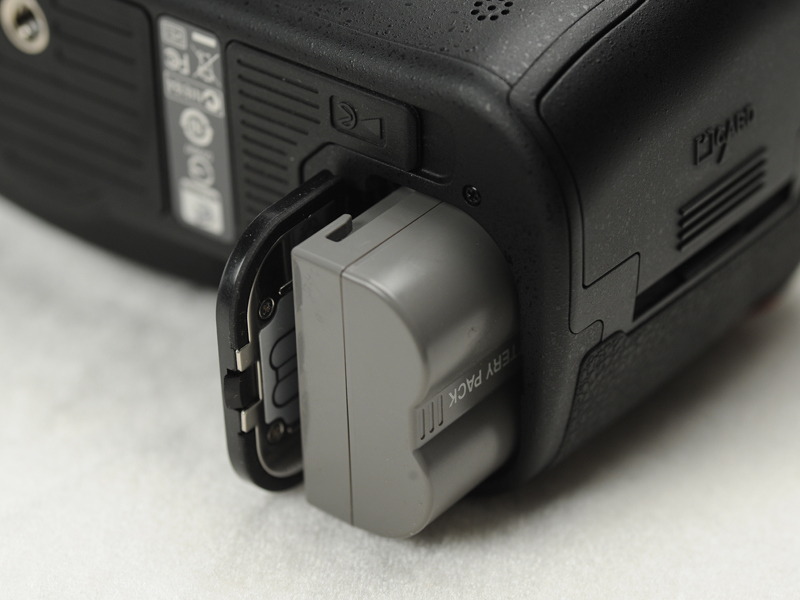 <b>バッテリーはLi-ionリチャージャブルバッテリーEN-EL3e 1個とD300から変更はない</b>