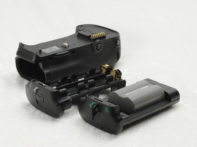 <b>マルチパワーバッテリーパック「MB-D10」には、Li-ionリチャージャブルバッテリー EN-EL3e1個を装着できるカートリッジと単3形電池8本用のカートリッジの2種類が付属する。EN-EL4aを装着するには、別売のバッテリー室カバー「BL-3」が必要</b>