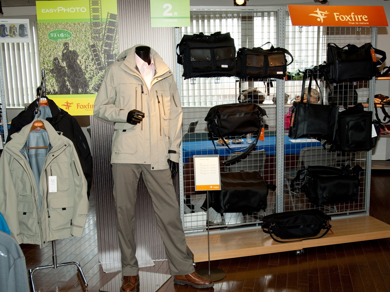 <b>新作カメラバッグはアウトドアウェアとともに陳列されていた</b>