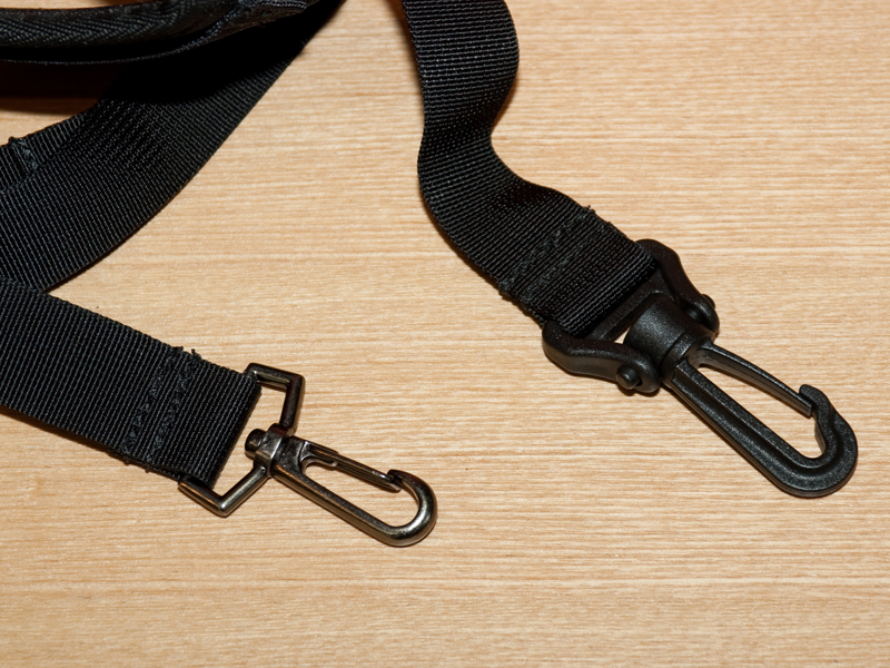 <b>フォトレックトートでプラスチック製だった金具は、一部を除き金属製に</b>