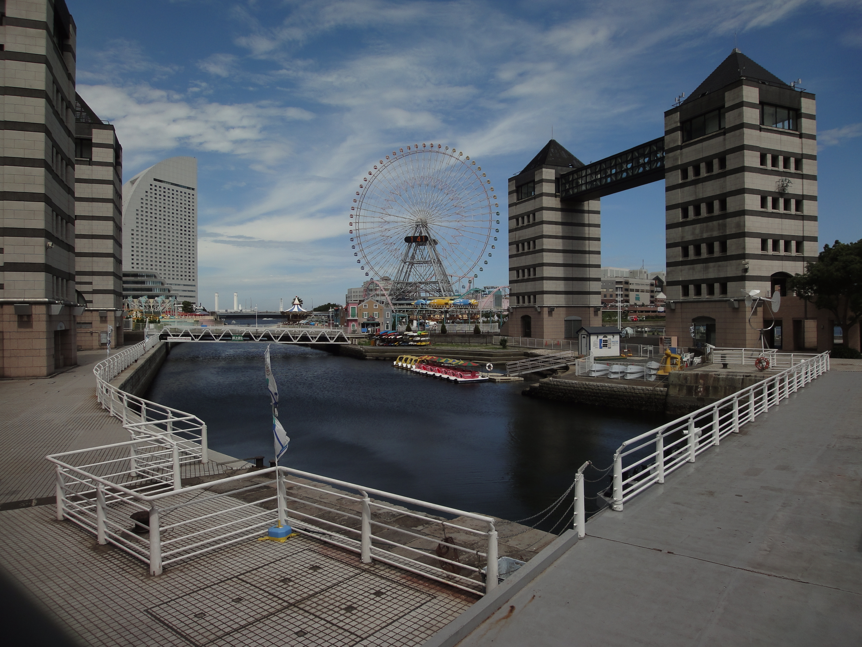 <b>手持ち夜景<br>DSC-WX1 / 約4.2MB / 3,648×2,736 / 1/800秒 / F7.1 / 0EV / ISO160 / WB:オート / 4.2mm</b>