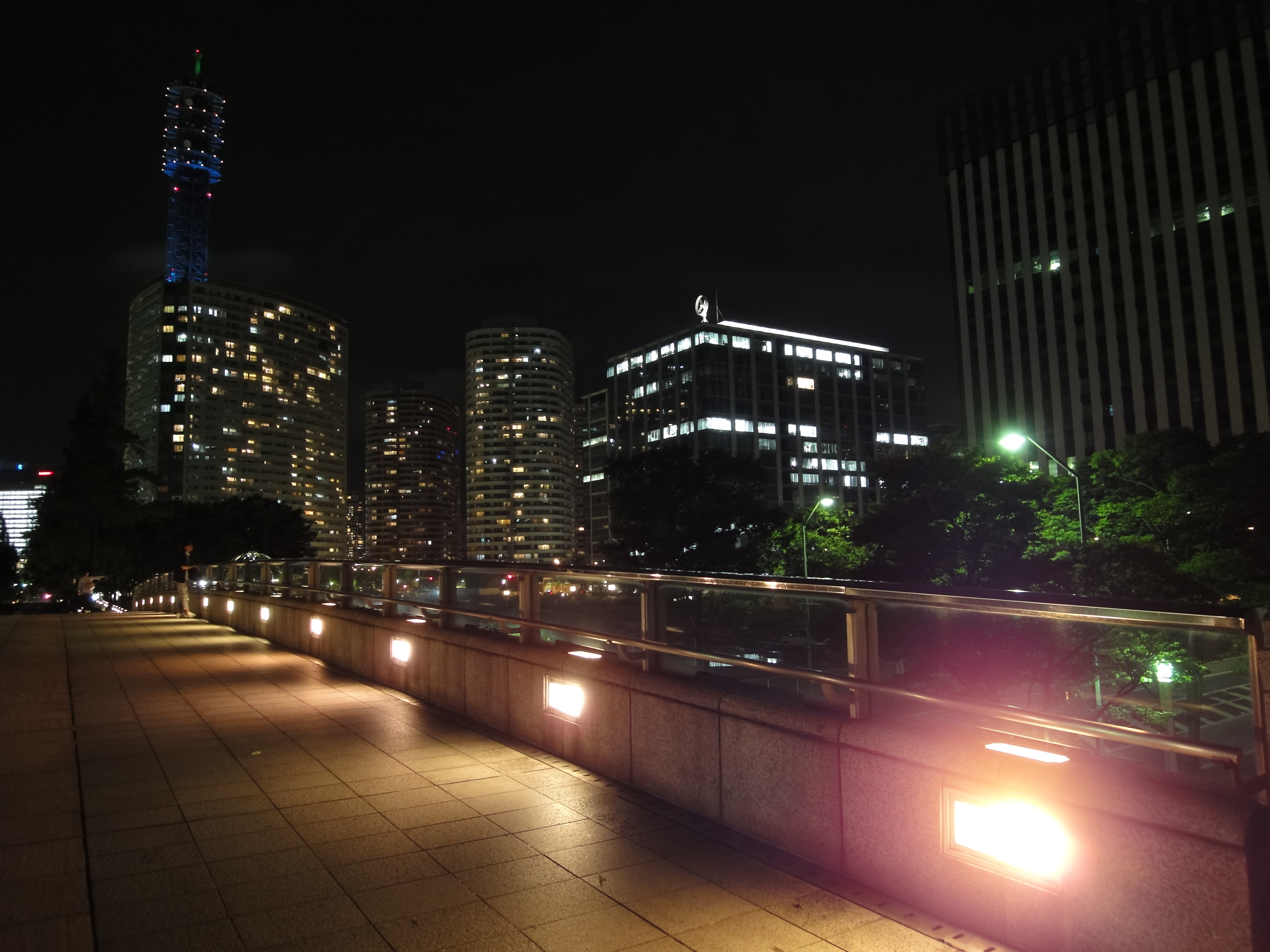 <b>手持ち夜景<br>DSC-WX1 / 約3.4MB / 3,648×2,736 / 1/8秒 / F2.4 / 0EV / ISO500 / WB:オート / 4.2mm</b>