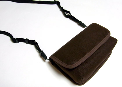 <b>純正ネックストラップをつけたまま収納できる</b>