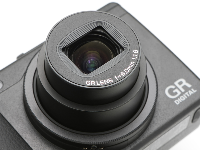 <b>開放F1.9となったレンズ。これまでもよりも2/3段ほど明るく、高ISO感度の低ノイズ化とともにアベイラブル撮影の可能性は格段に広がった</b>