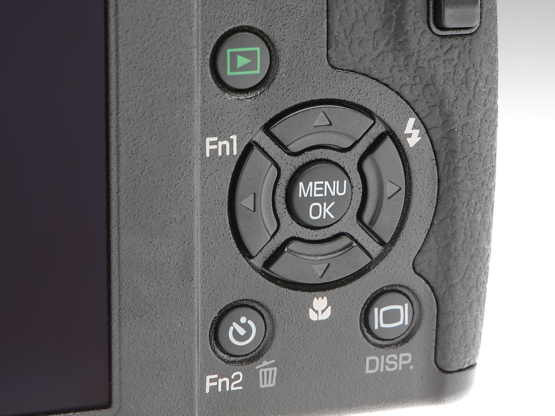 <b>Fn（ファンクション）ボタンが2つとなった背面操作部。どちらも20項目の設定項目の中から役割を登録できる</b>