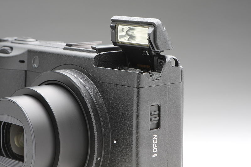 <b>ストロボはGRD IIから変更はないが、手動ポップアップ式は不用意な発光を防ぎ、直感的で使いやすい</b>