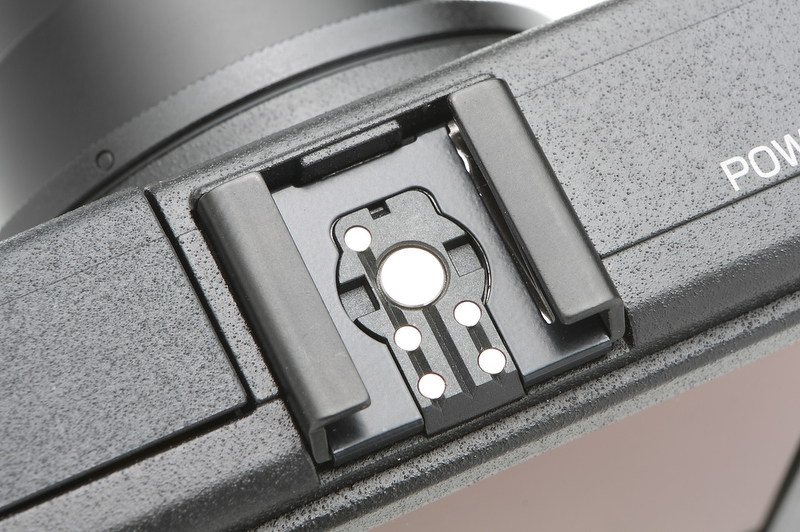 <b>アクセサリーシューは接点が４つから５つとなっている。秋に発売予定の外部ストロボGF-1に対応したものだろう</b>