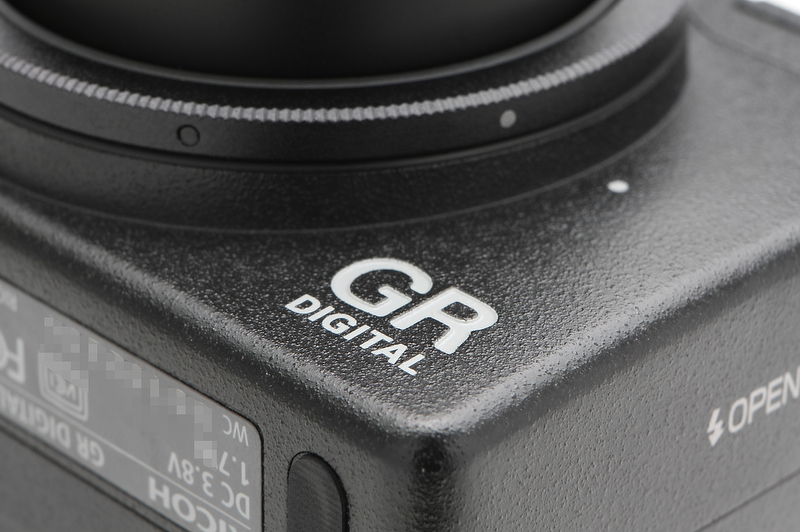 <b>ディカールからグレービングとなったGRロゴ。高級感はさらに増した</b>