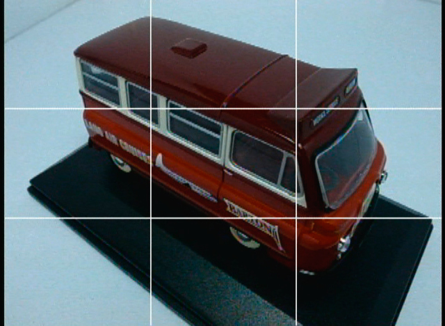 <b>グリッド表示は3種類のなかから選択可能。ただし、露出情報などいずれも表示されないのはちょっと不便に感じる</b>