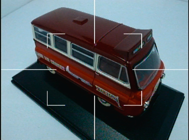 <b>グリッド表示は3種類のなかから選択可能。ただし、露出情報などいずれも表示されないのはちょっと不便に感じる</b>