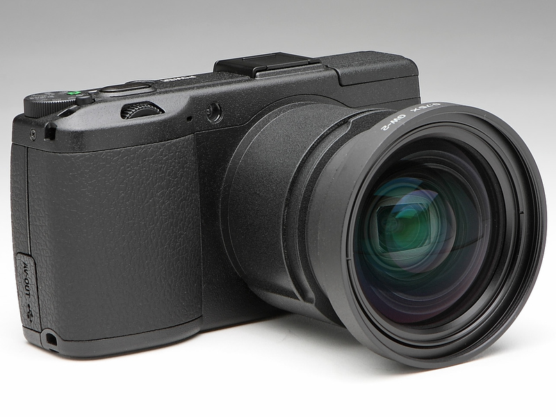 <b>ワイドコンバージョンレンズGW-2はGRD III専用で、焦点距離倍数は0.75倍。フルサイズ換算で約21mm相当の画角となる。GRD IIIに装着の際は、GH-2が必要。コンバージョンレンズとしてはディストーションや色収差等は少ないほうだ</b>