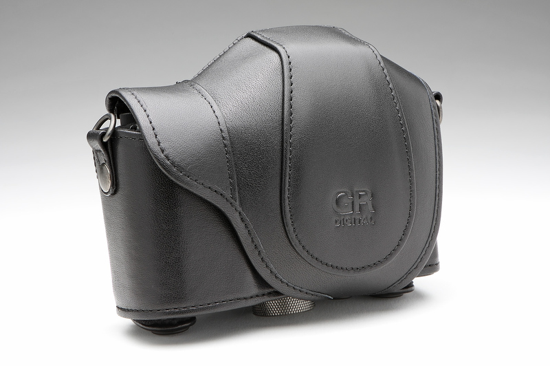 <b>外部ミニファインダーGV-2をGRD IIIに装着したままカメラを入れることのできるソフトケースGC-4。底部を付けたまま撮影が可能。革製。</b>