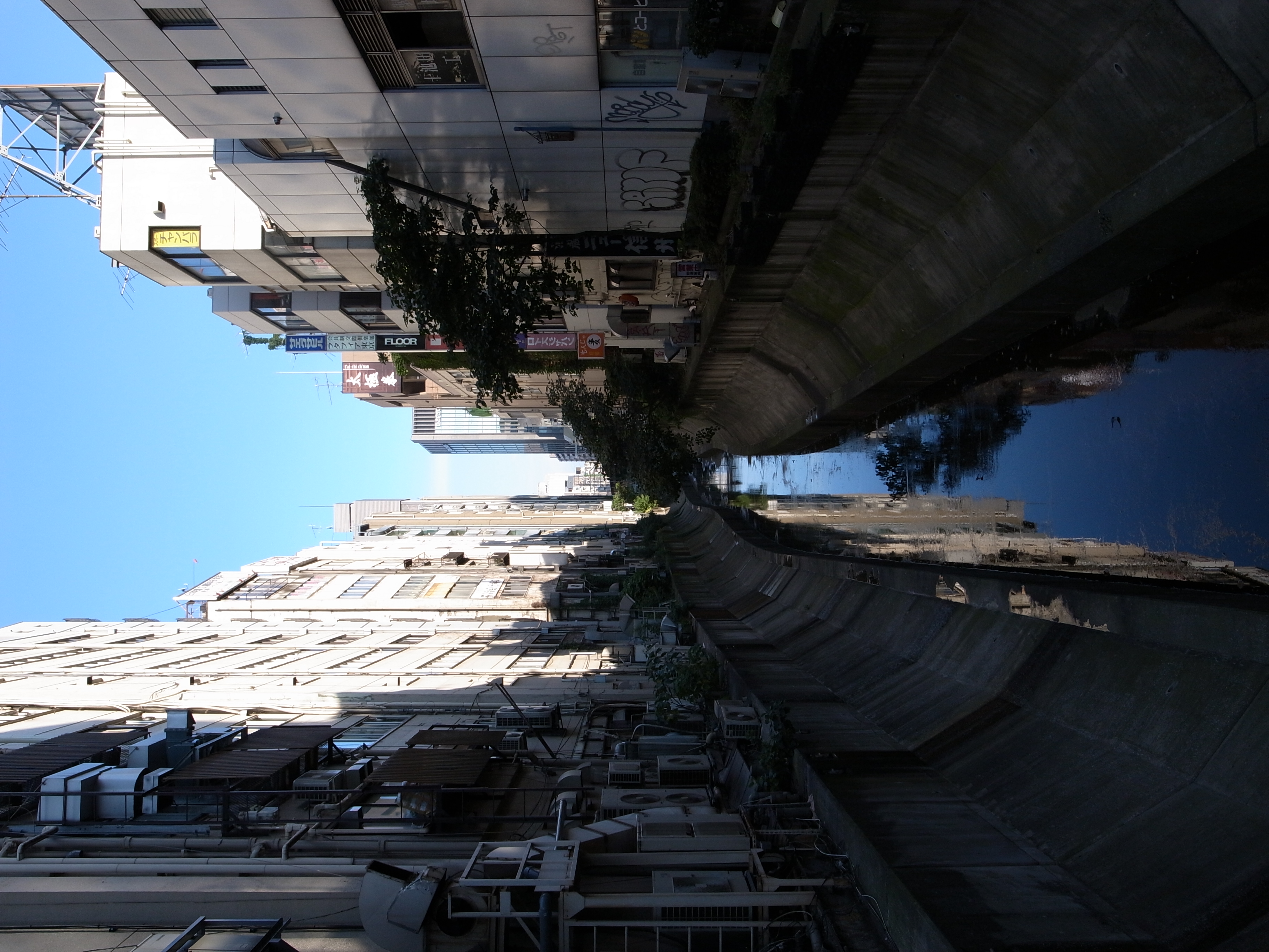 <b>GR DIGITAL III / 約3.5MB / 2,736×3,648 / 1/400秒 / F4.5 / -1EV / ISO100 / WB:オート / 6mm</b>