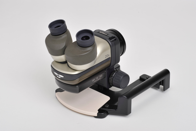 <b>本体にはグリップが用意され、底面には三脚穴がある。またツリヒモ取り付け部があるなどアウトドアでの撮影に適した仕様になっている</b>