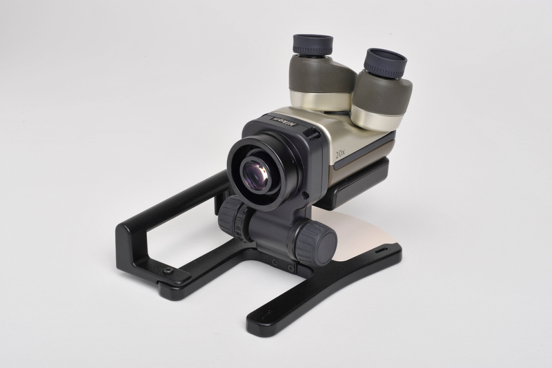 <b>本体にはグリップが用意され、底面には三脚穴がある。またツリヒモ取り付け部があるなどアウトドアでの撮影に適した仕様になっている</b>