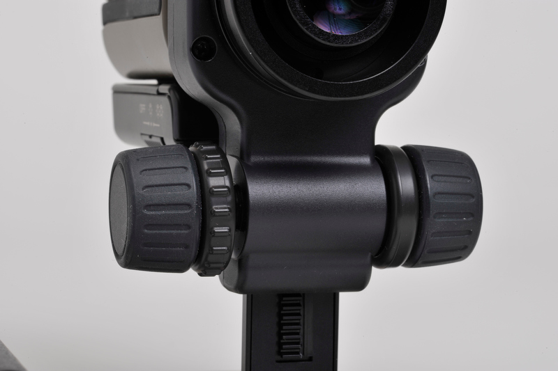 <b>トルク調整機能付きフォーカスノブ。接地面から上方34.5mm、下方5.5mmの範囲でピント合わせができる。またトルク調整ネジがあるのでピントずれを防止できる</b>