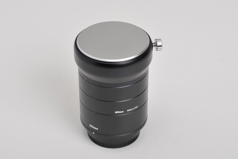 <b>デジタル一眼レフカメラ用アタッチメント「NSA-L1」（オプション）。別にコンパクトデジタルカメラ用もオプションで用意されている</b>