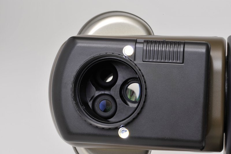 <b>対物レンズ面には「観察光学系対物レンズ」×2と「撮影系対物レンズ」がある。照明装置として左右に白色LEDが搭載され、片方もしくは両方の照射が可能だ</b>