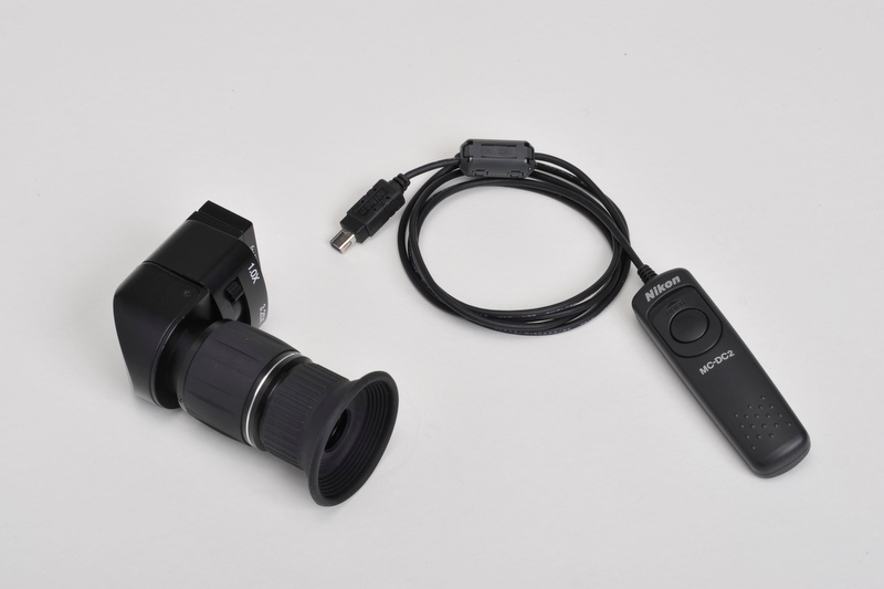 <b>レリーズとアングルファインダーは必ず用意しよう</b>