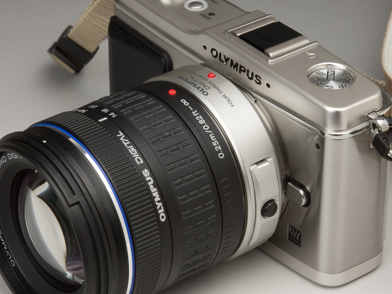 <b>今回はフォーサーズマウントアダプター経由でフォーサーズマウントのZUIKO DIGITALレンズも使用。E-P1の購入者特典であるフォーサーズマウントアダプターは発送が遅れているようだが、筆者の場合はすぐに手元に届いた</b>