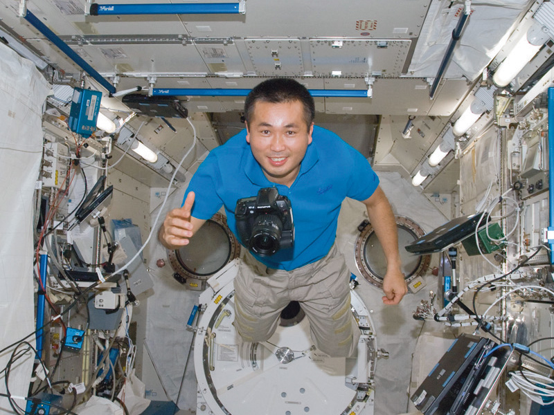 <b>国際宇宙ステーション「きぼう」内の若田光一氏</b>