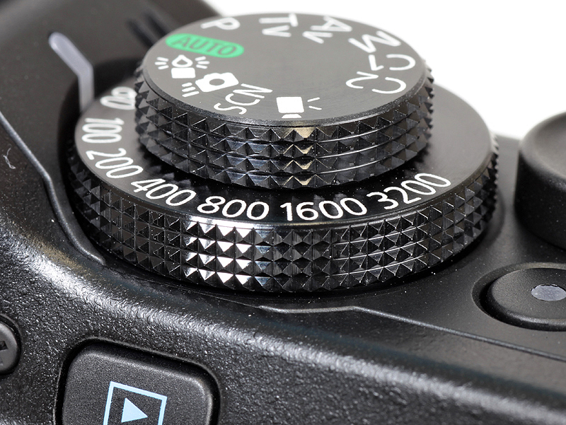 <b>ISO感度ダイヤルとモードダイヤル。PowerShot G10より厚みが薄くなった</b>