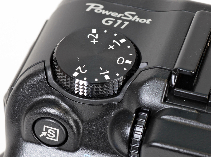 <b>左手には露出補正ダイヤルを継承</b>