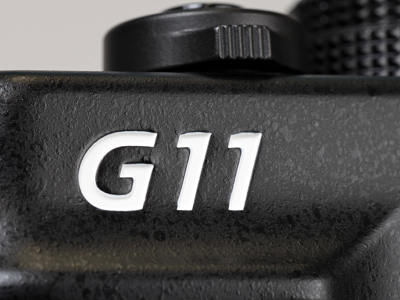 <b>機種名ロゴは彫込みになった</b>