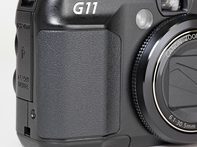 <b>グリップのラバーはEOSシリーズと同じ部材を使用した</b>