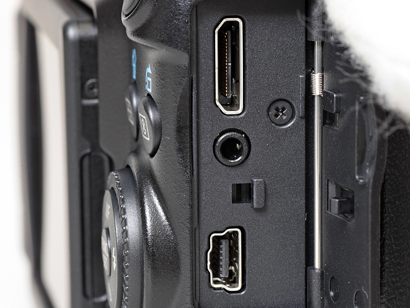 <b>HDMI端子（上）を新搭載。ケーブルレリーズも使用できる</b>