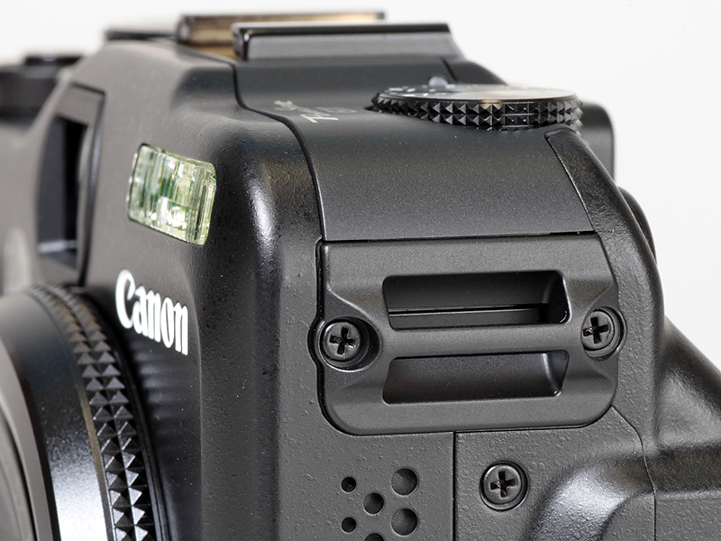 <b>ボディの両端にストラップ取付け部を装備する</b>