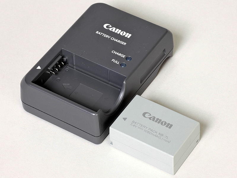 <b>付属の充電器とバッテリー。バッテリーはPowerShot G10と同じ</b>