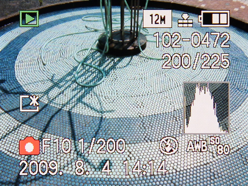 <b>再生画面。ヒストグラム表示はオン/オフが可能</b>