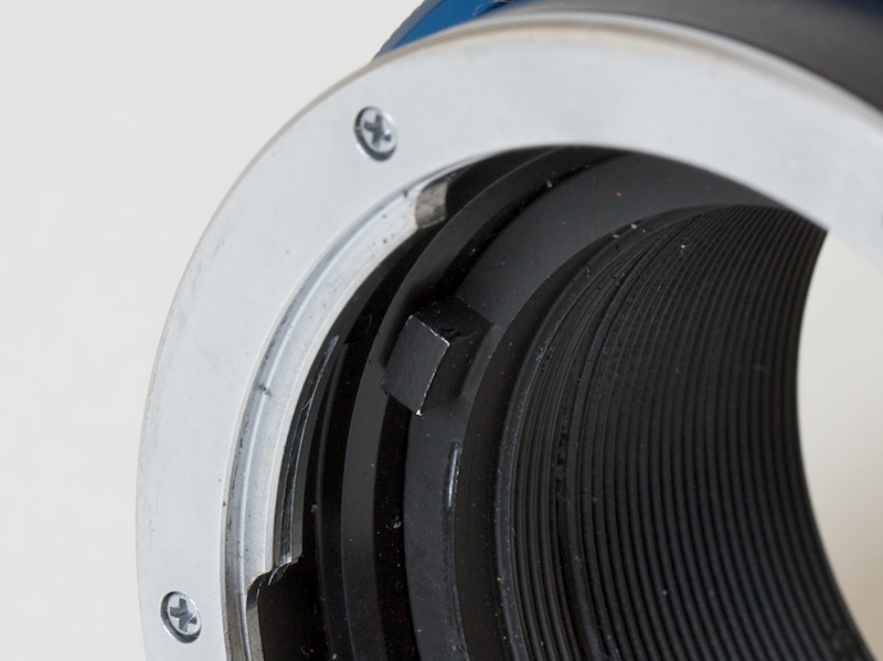 <b>この突起が青色リングにあわせて動き、レンズの絞りレバーを動かす</b>