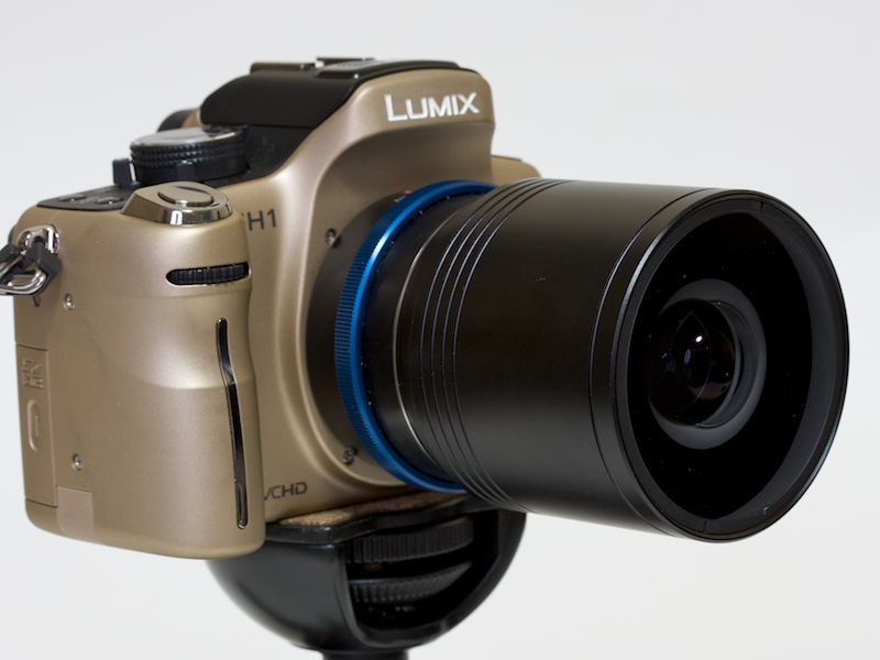 <b>質感の統一感でいえば、おもしろレンズ工房の「ぎょぎょっと20」がぴったりだが……当然絞り操作は不可能</b>