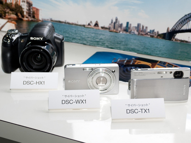 <b>「スイングパノラマ」搭載機種。左からサイバーショットDSC-HX1、同DSC-WX1、同DSC-TX1</b>