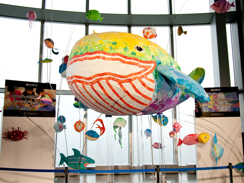 <b>サプライズプレゼントとして披露された全長5mのクジラ。イベント限定のため、現在は撤去されている</b>