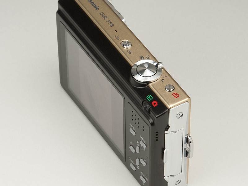 <b>通常のLUMIXシリーズとは異なり、モードダイヤルはなく、背面のMODEボタンを使う。再生/撮影の切り替えスイッチと、おまかせiAボタンが用意されている</b>